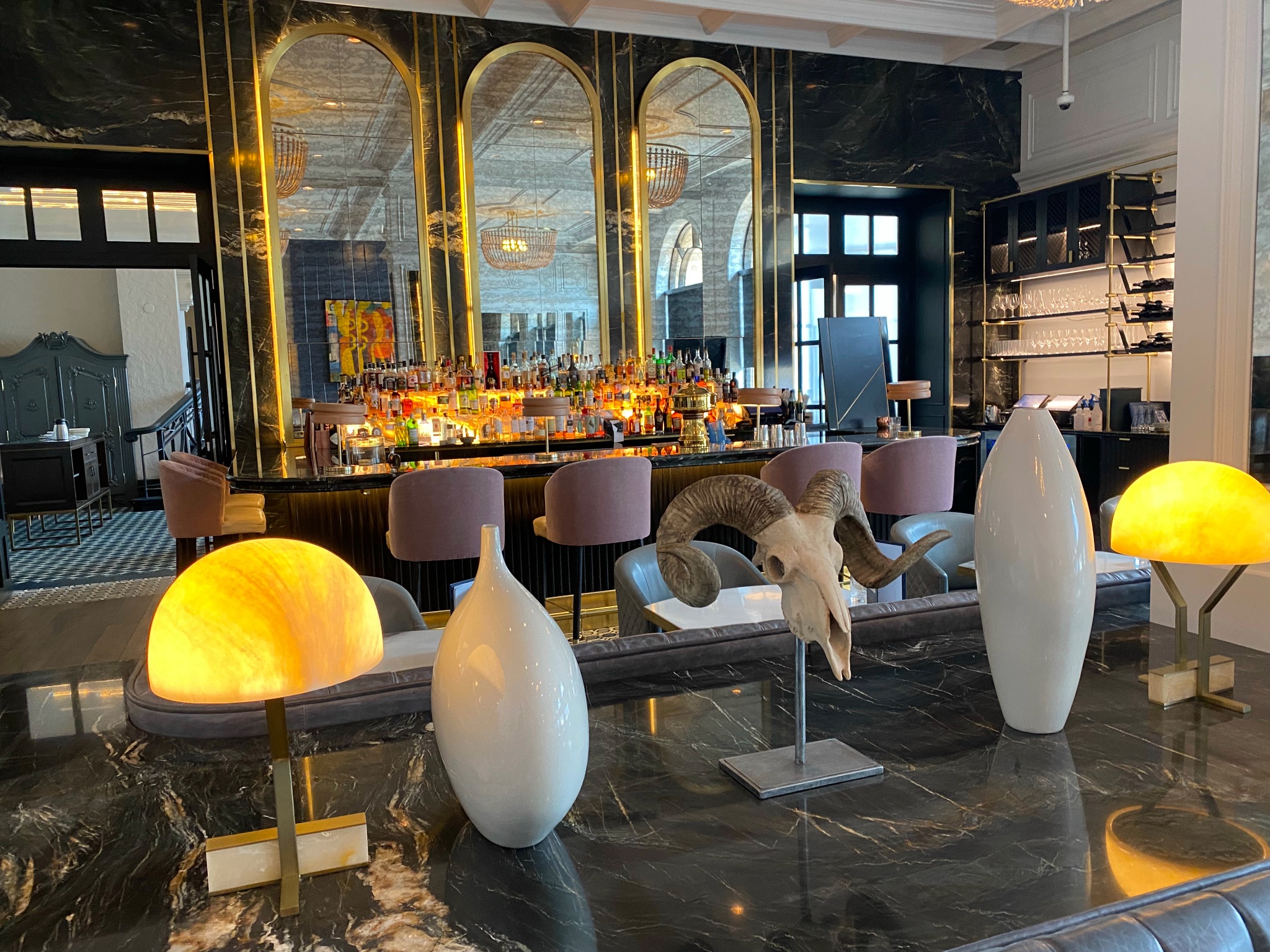 The bar in Fairmont Château Lake Louise
